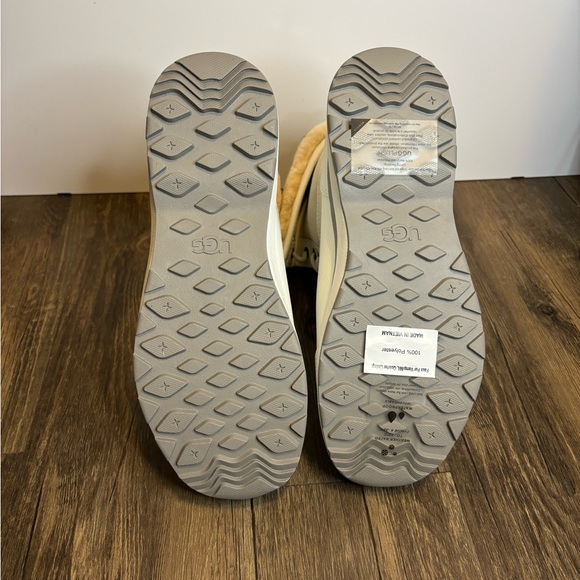 Ugg Australia Womens White Adirondack III Boots - Picture 7 of 7